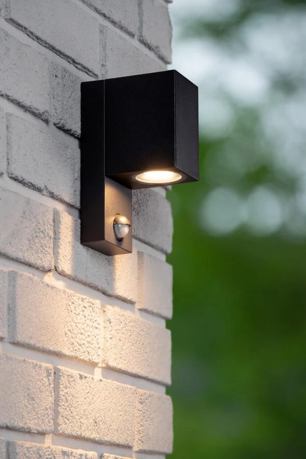 Lucide ZARO IR - Wandspot / Wandlamp Binnen/Buiten - 1xGU10 - IP65 - Beweging & dag/nacht sensor (uitschakelbaar) - Zwart - sfeer 1